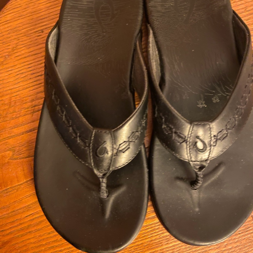 Mens size 11 Black Olukai  flip flops